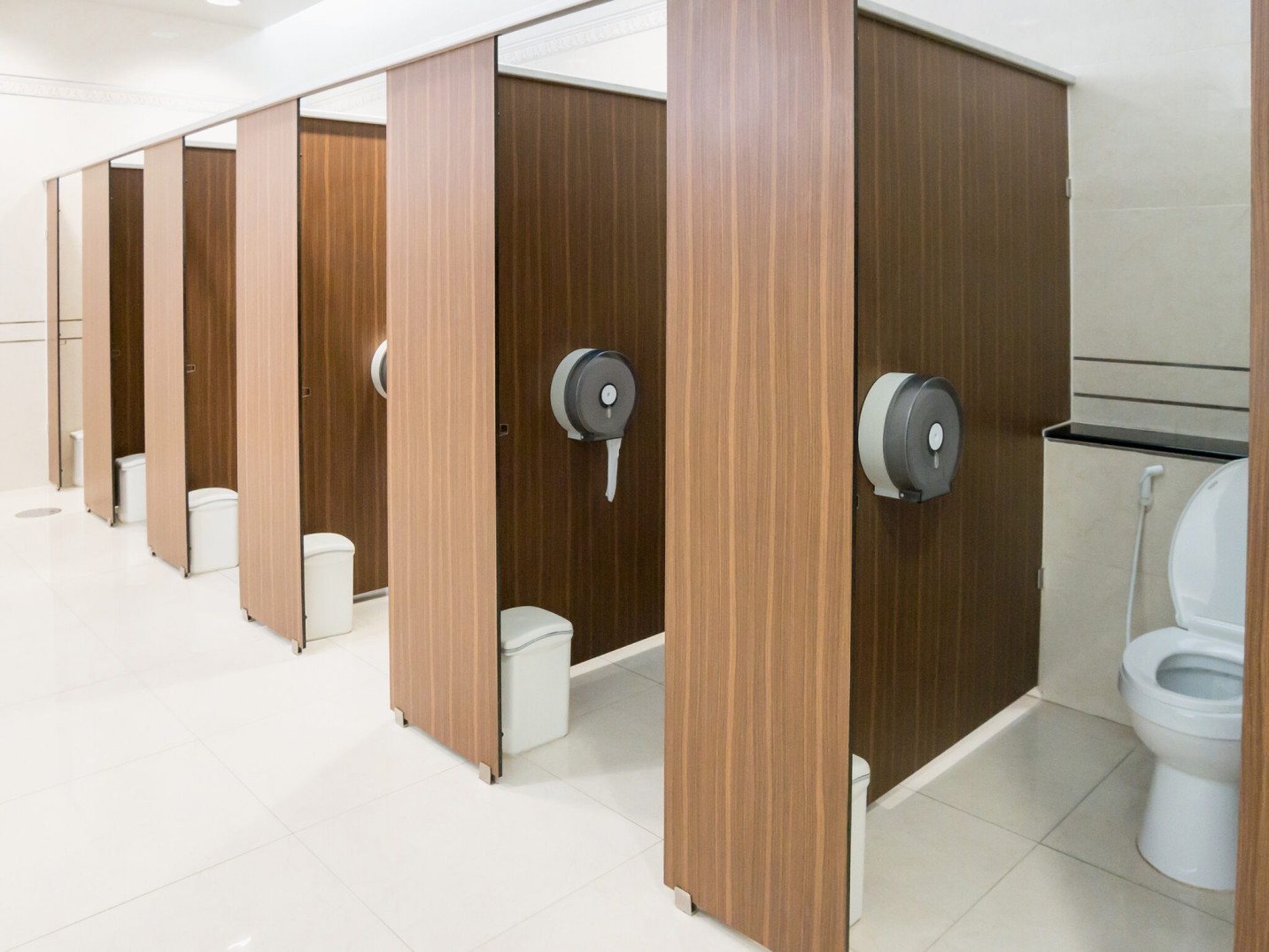 How big should a toilet cubicle be? - M&P Fittings